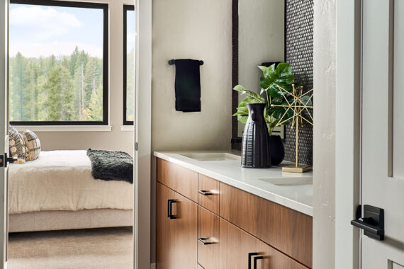 Furnished primary bath
