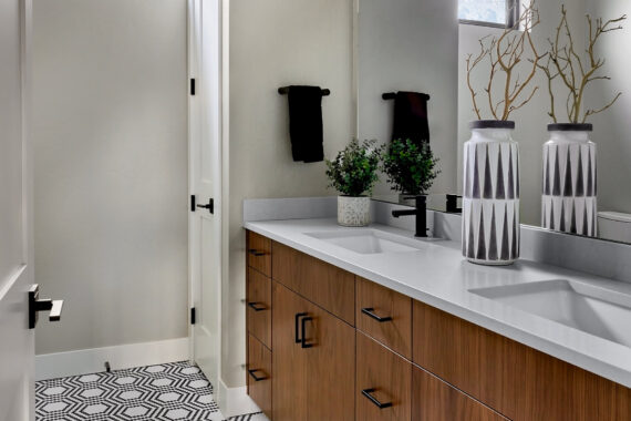 Furnished model bathroom ar Rendezvous Residences